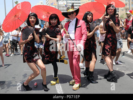 Tel Aviv, Israel. 8. Juni 2018. Menschen beteiligen sich an der CSD-Parade in Tel Aviv, Israel, am 8. Juni 2018. Credit: Jini/Gideon Marrkowicz/Xinhua/Alamy leben Nachrichten Stockfoto