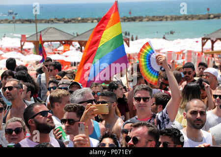 Tel Aviv, Israel. 8. Juni 2018. Menschen beteiligen sich an der CSD-Parade in Tel Aviv, Israel, am 8. Juni 2018. Credit: Jini/Gideon Marrkowicz/Xinhua/Alamy leben Nachrichten Stockfoto