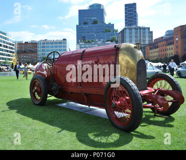 London, UK, 8. Juni 2018. Ein Fiat 1911 S 76 auf Anzeige an der jährlichen Stadt Concours Autofahren Garden Party in den Gärten der Stammsitz der Herren von Artillery Company, London, Vereinigtes Königreich. Informell bekannt als "Die Bestie von Turin, der Fiat S76 wurde gebaut, um den Geschwindigkeitsrekord zu brechen und im Jahr 1911 wurde bei 116 MPH abgestoppt. Der 28,5-Liter-Inline-vier-Motor ist die größte dafür gebauten Motor überhaupt. Der Fall stellt einige der schönsten Sportwagen der Welt und fast 100 leistung Symbole, Vergangenheit und Gegenwart, in der fünf geparkt werden - morgen grüne Oase, versteckt in unmittelbarer Nähe der City Road, Th Stockfoto