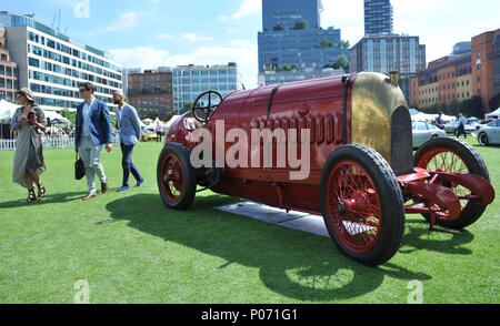 London, UK, 8. Juni 2018. Ein Fiat 1911 S 76 auf Anzeige an der jährlichen Stadt Concours Autofahren Garden Party in den Gärten der Stammsitz der Herren von Artillery Company, London, Vereinigtes Königreich. Informell bekannt als "Die Bestie von Turin, der Fiat S76 wurde gebaut, um den Geschwindigkeitsrekord zu brechen und im Jahr 1911 wurde bei 116 MPH abgestoppt. Der 28,5-Liter-Inline-vier-Motor ist die größte dafür gebauten Motor überhaupt. Der Fall stellt einige der schönsten Sportwagen der Welt und fast 100 leistung Symbole, Vergangenheit und Gegenwart, in der fünf geparkt werden - morgen grüne Oase, versteckt in unmittelbarer Nähe der City Road, Th Stockfoto