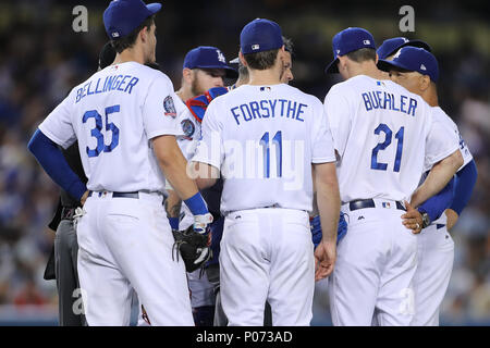 Los Angeles, CA, USA. 8. Juni 2018. Schwindler Trainer und Mannschaftskameraden sprechen Sie mit Los Angeles Dodgers Krug Walker Bühler (21), die das Spiel verlässt mit einer Verletzung im Spiel zwischen den Atlanta Braves und die Los Angeles Dodgers, Dodger Stadium Los Angeles, CA. Fotograf: Peter Joneleit. Credit: Csm/Alamy leben Nachrichten Stockfoto