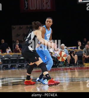 Las Vegas, Nevada, USA. 9. Juni, 2018. Kelsey Pflaume Nr. 10 des Las Vegas Asse wachen Renee Montgomery Nr. 21 der Atlanta während der Wnba Spiel Dream am 8. Juni 2018 Fett das Mandalay Bay Events Center in Las Vegas, Nevada. Credit: Marcel Thomas/ZUMA Draht/Alamy leben Nachrichten Stockfoto