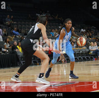 Las Vegas, Nevada, USA. 9. Juni, 2018. Ein 'ja Wilson #22 der Las Vegas Asse wachen Jessica Breland #51 der Atlanta während der Wnba Game on Juni 8, 2018 fat das Mandalay Bay Events Center in Las Vegas, Nevada. Credit: Marcel Thomas/ZUMA Draht/Alamy leben Nachrichten Stockfoto