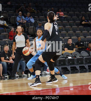 Las Vegas, Nevada, USA. 9. Juni, 2018. Park JiSu #19 der Las Vegas Asse wachen Renee Montgomery Nr. 21 der Atlanta während der Wnba Game on Juni 8, 2018 Das Mandalay Bay Events Center in Las Vegas, Nevada. Credit: Marcel Thomas/ZUMA Draht/Alamy leben Nachrichten Stockfoto