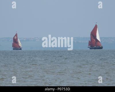 Sheerness, Kent, Großbritannien. 9. Juni, 2018. UK Wetter: Ein bewölkter morgen mit ein paar sonnigen Perioden in Sheerness, Kent 7 Themse segeln Lastkähne nehmen Sie teil an der 110 Medway Barge übereinstimmen. Credit: James Bell/Alamy leben Nachrichten Stockfoto