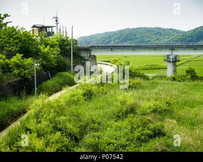 Paju, Kyonggi, Südkorea. 9. Juni, 2018. Ein koreanischer Lookout am Fuße der ''Brücke der Freiheit'' von der südkoreanischen Seite der Koreanischen DMZ in Imjingak. Die Brücke, jetzt geschlossen, ist die Brücke der Freiheit genannt, weil er die Brücke Kriegsgefangenen Rückkehr in den Süden gekreuzt, wenn Sie Veröffentlichungen von Nordkorea nach dem Waffenstillstand unterzeichnet wurde. Die Brücke für den Verkehr wieder geöffnet werden, wenn ein Friedensvertrag mit Nordkorea unterzeichnet ist. Imjingak ist ein Park- und Grünanlagen in Südkorea, ist die am weitesten nördlich die meisten Leute ohne militärische Zulassung gehen können. Der Park befindet sich an der South Bank der I Stockfoto