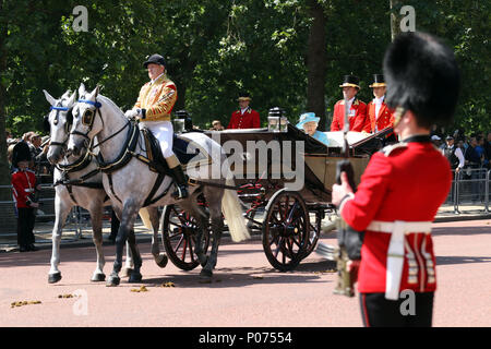 London, UK, 9. Juni 2018. Königin Elizabeth II. ihren Weg auf Horse Guards Parade für die Trooping der Farbe 2018 ohne Prinz Philip, Herzog von Edinburgh, in dem Wagen. Die Farbe markiert den Queens offizieller Geburtstag. Die Farbe, London, Juni 9, 2018 Quelle: Paul Marriott/Alamy leben Nachrichten Stockfoto