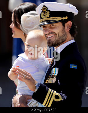 Stockholm, Schweden. 07 Juni, 2018. Prinz Carl Philip und Prinz Gabriel von Schweden posieren für die Presse, die am 8. Juni 2018, nach der Taufe der Prinzessin Adrienne auf Schloss Drottningholm Kapelle Credit: Albert Nieboer/Niederlande/Point de Vue, - KEINE LEITUNG SERVICE-Credit: Albert Nieboer/Royal drücken Sie Europa/RPE/dpa/Alamy leben Nachrichten Stockfoto