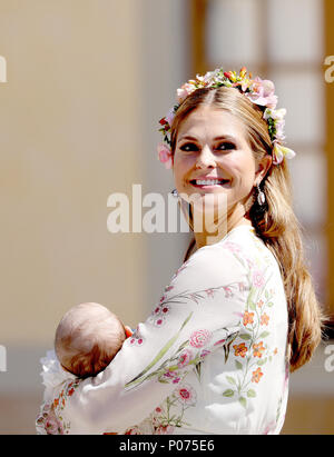 Stockholm, Schweden. 07 Juni, 2018. Prinzessin Madeleine und Prinzessin Adrienne von Schweden posieren für die Presse, die am 8. Juni 2018, nach der Taufe der Prinzessin Adrienne auf Schloss Drottningholm Kapelle Credit: Albert Nieboer/Niederlande/Point de Vue, - KEINE LEITUNG SERVICE-Credit: Albert Nieboer/Royal drücken Sie Europa/RPE/dpa/Alamy leben Nachrichten Stockfoto