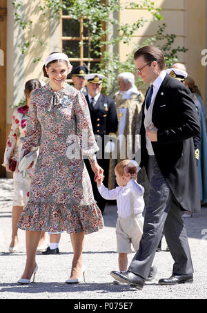 Stockholm, Schweden. 07 Juni, 2018. Kronprinzessin Victoria und Prinz Daniel und Prinz Oskar von Schweden posieren für die Presse, die am 8. Juni 2018, nach der Taufe der Prinzessin Adrienne auf Schloss Drottningholm Kapelle Credit: Albert Nieboer/Niederlande/Point de Vue, - KEINE LEITUNG SERVICE-Credit: Albert Nieboer/Royal drücken Sie Europa/RPE/dpa/Alamy leben Nachrichten Stockfoto