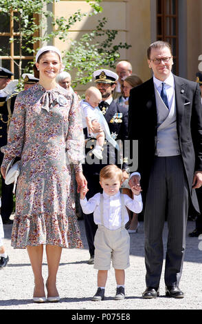 Stockholm, Schweden. 07 Juni, 2018. Kronprinzessin Victoria und Prinz Daniel und Prinz Oskar von Schweden posieren für die Presse, die am 8. Juni 2018, nach der Taufe der Prinzessin Adrienne auf Schloss Drottningholm Kapelle Credit: Albert Nieboer/Niederlande/Point de Vue, - KEINE LEITUNG SERVICE-Credit: Albert Nieboer/Royal drücken Sie Europa/RPE/dpa/Alamy leben Nachrichten Stockfoto