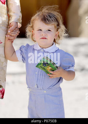 Stockholm, Schweden. 07 Juni, 2018. Fürst Alexander von Schweden posieren für die Presse, die am 8. Juni 2018, nach der Taufe der Prinzessin Adrienne auf Schloss Drottningholm Kapelle Credit: Albert Nieboer/Niederlande/Point de Vue, - KEINE LEITUNG SERVICE-Credit: Albert Nieboer/Royal drücken Sie Europa/RPE/dpa/Alamy leben Nachrichten Stockfoto