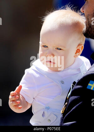 Stockholm, Schweden. 07 Juni, 2018. Prinz Gabriel von Schweden posieren für die Presse, die am 8. Juni 2018, nach der Taufe der Prinzessin Adrienne auf Schloss Drottningholm Kapelle Credit: Albert Nieboer/Niederlande/Point de Vue, - KEINE LEITUNG SERVICE-Credit: Albert Nieboer/Royal drücken Sie Europa/RPE/dpa/Alamy leben Nachrichten Stockfoto