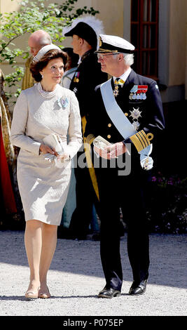 Stockholm, Schweden. 07 Juni, 2018. König Carl Gustaf und Königin Silvia von Schweden posieren für die Presse, die am 8. Juni 2018, nach der Taufe der Prinzessin Adrienne auf Schloss Drottningholm Kapelle Credit: Albert Nieboer/Niederlande/Point de Vue, - KEINE LEITUNG SERVICE-Credit: Albert Nieboer/Royal drücken Sie Europa/RPE/dpa/Alamy leben Nachrichten Stockfoto