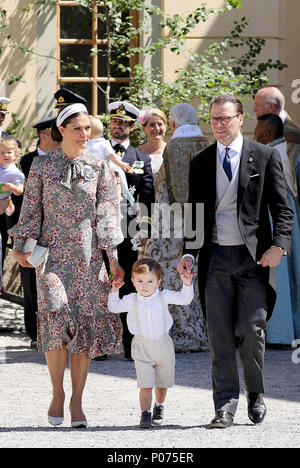 Stockholm, Schweden. 07 Juni, 2018. Kronprinzessin Victoria und Prinz Daniel und Prinz Oskar von Schweden posieren für die Presse, die am 8. Juni 2018, nach der Taufe der Prinzessin Adrienne auf Schloss Drottningholm Kapelle Credit: Albert Nieboer/Niederlande/Point de Vue, - KEINE LEITUNG SERVICE-Credit: Albert Nieboer/Royal drücken Sie Europa/RPE/dpa/Alamy leben Nachrichten Stockfoto