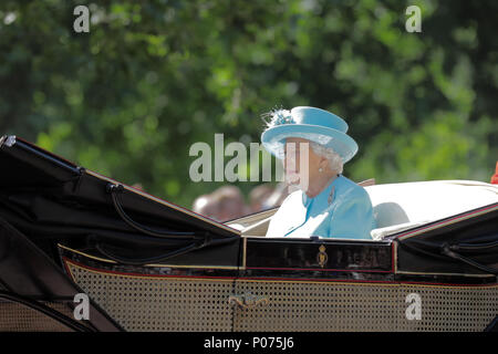 London, UK, 9. Juni 2018. Der Königin, Fahrten entlang der Mall, allein, in ihrem Pferd, Kutsche, die Farbe der Credit: Amanda Rose/Alamy leben Nachrichten Stockfoto