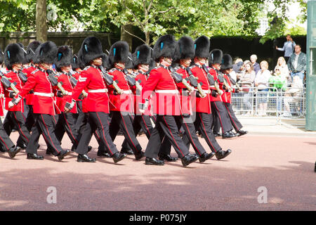 London, UK, 9. Juni 2018, die jährliche die Farbe in Horseguards Parade nahm die Königinnen, die offiziellen Geburtstag zu markieren. Es war eine traditionelle Zeremonie voll von militärischen Pomp und Prunk. Mitglieder der Königlichen Familie fahren in Kutschen und zu Pferd entlang der Mall, London auf dem Weg zur Zeremonie in Horseguards Parade. Kredit Keith Larby/Alamy leben Nachrichten Stockfoto