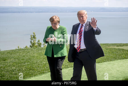 08. Juni 2018, Kanada, La Malbaie: Die deutsche Bundeskanzlerin Angela Merkel, der Christlich Demokratischen Union (CDU) spricht mit US-Präsident Donald Trump auf dem G7-Gipfel. Foto: Michael Kappeler/dpa Stockfoto