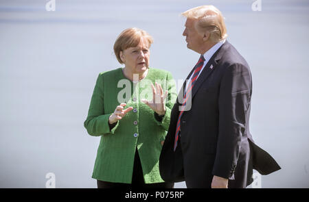 08. Juni 2018, Kanada, La Malbaie: Die deutsche Bundeskanzlerin Angela Merkel, der Christlich Demokratischen Union (CDU) spricht mit US-Präsident Donald Trump auf dem G7-Gipfel. Foto: Michael Kappeler/dpa Stockfoto