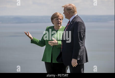 08. Juni 2018, Kanada, La Malbaie: Die deutsche Bundeskanzlerin Angela Merkel, der Christlich Demokratischen Union (CDU) spricht mit US-Präsident Donald Trump auf dem G7-Gipfel. Foto: Michael Kappeler/dpa Stockfoto