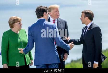 08. Juni 2018, Kanada, La Malbaie: der französische Präsident Emmanuel Längestrich (r-l), der US-Präsident Donald Trump, kanadische Premierminister Justin Trudeau und die deutsche Bundeskanzlerin Angela Merkel trifft sich in den Gärten von Hotel Fairmont Le Manoir. Foto: Michael Kappeler/dpa Stockfoto