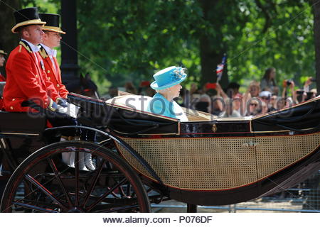 London, UK, 9. Juni 2018. Die jährliche die Farbe in London zu Ehren von Königin Elizabeth's Geburtstag übernommen hat. Tausende säumten die Straßen ihrer Majestät und die anderen Mitglieder der Königlichen Familie zu begrüßen, da sie mit dem Bus von Buckingham Palace auf Horse Guards Parade gereist. Hier Schlitten der Königin kehrt die Mall in Richtung Buckingham Palace Credit: Clearpix/Alamy leben Nachrichten Stockfoto