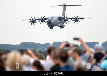 Wunstorf, Deutschland, 09. Juni 2018, Verkehrsmittel Flugzeug Airbus A400M landet auf der Air Base als eine Gruppe von Menschen beobachten. Der vierte "Tag der Bundeswehr" ist eine deutsche militärische Ereignis bundesweit an 21 verschiedenen Standorten. Foto: Swen Pförtner/dpa Quelle: dpa Picture alliance/Alamy leben Nachrichten Stockfoto