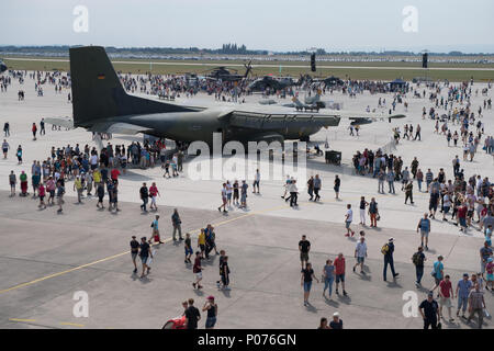 Wunstorf, Deutschland, 09. Juni 2018, Leute gehen herum eine Transall C-160, eine Air Base. Der vierte "Tag der Bundeswehr" ist eine deutsche militärische Ereignis bundesweit an 21 verschiedenen Standorten. Foto: Swen Pförtner/dpa Quelle: dpa Picture alliance/Alamy leben Nachrichten Stockfoto