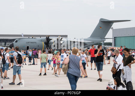 Wunstorf, Deutschland, 09. Juni 2018 Menschen gehen um das Verkehrsmittel Flugzeug Airbus A400M, auf Anzeige an einem Air Base. Der vierte "Tag der Bundeswehr" ist eine deutsche militärische Ereignis bundesweit an 21 verschiedenen Standorten. Foto: Swen Pförtner/dpa Quelle: dpa Picture alliance/Alamy leben Nachrichten Stockfoto