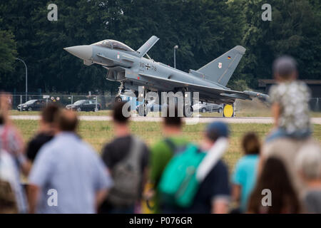 Wunstorf, Deutschland, 09. Juni 2018, Leute beobachten, ein Eurofighter (EF 2000) Land an einem Air Base. Der vierte "Tag der Bundeswehr" ist eine deutsche militärische Ereignis bundesweit an 21 verschiedenen Standorten. Foto: Swen Pförtner/dpa Quelle: dpa Picture alliance/Alamy leben Nachrichten Stockfoto