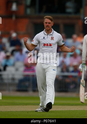 Emirate Old Trafford, Manchester, UK. 9. Juni, 2018. Specsavers County Championship Cricket, Lancashire versus Essex; Jamie Porter von Essex feiert die wicket von Alex Davies von Lancashire Credit: Aktion plus Sport/Alamy leben Nachrichten Stockfoto