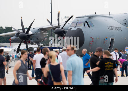 Wunstorf, Deutschland, 09. Juni 2018, Menschen laufen durch das Verkehrsmittel Flugzeug Airbus A400M, auf Anzeige an einem Air Base. Der vierte "Tag der Bundeswehr" ist eine deutsche militärische Ereignis bundesweit an 21 verschiedenen Standorten. Foto: Swen Pförtner/dpa Quelle: dpa Picture alliance/Alamy leben Nachrichten Stockfoto