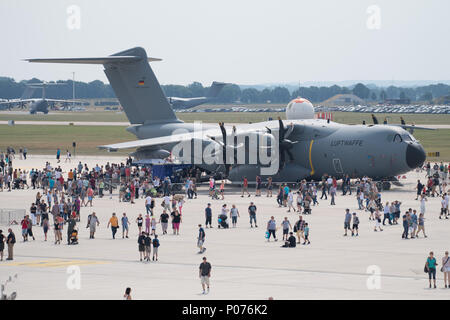 Wunstorf, Deutschland, 09. Juni 2018 Menschen gehen um das Verkehrsmittel Flugzeug Airbus A400M, auf Anzeige an einem Air Base. Der vierte "Tag der Bundeswehr" ist eine deutsche militärische Ereignis bundesweit an 21 verschiedenen Standorten. Foto: Swen Pförtner/dpa Quelle: dpa Picture alliance/Alamy leben Nachrichten Stockfoto