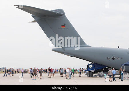 Wunstorf, Deutschland, 09. Juni 2018 Menschen gehen um das Verkehrsmittel Flugzeug Airbus A400M, auf Anzeige an einem Air Base. Der vierte "Tag der Bundeswehr" ist eine deutsche militärische Ereignis bundesweit an 21 verschiedenen Standorten. Foto: Swen Pförtner/dpa Quelle: dpa Picture alliance/Alamy leben Nachrichten Stockfoto