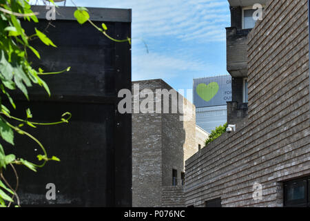 Shepherds Bush, London, UK. 9. Juni 2018. Grenfell Turm ist jetzt voll abgedeckt, grüne Herzen Abdeckung oben, zusammen mit dem Ausdruck "Grenfell für immer in unseren Herzen', mit dem ersten Jahrestag der Brand in der nächsten Woche. Quelle: Matthew Chattle/Alamy leben Nachrichten Stockfoto