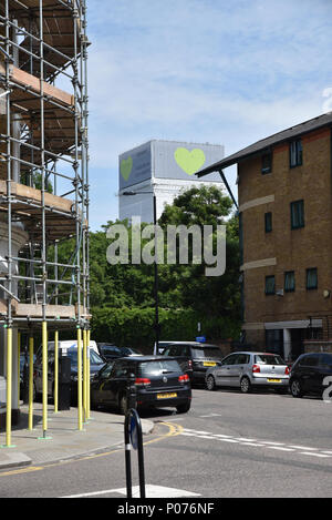 Shepherds Bush, London, UK. 9. Juni 2018. Grenfell Turm ist jetzt voll abgedeckt, grüne Herzen Abdeckung oben, zusammen mit dem Ausdruck "Grenfell für immer in unseren Herzen', mit dem ersten Jahrestag der Brand in der nächsten Woche. Quelle: Matthew Chattle/Alamy leben Nachrichten Stockfoto