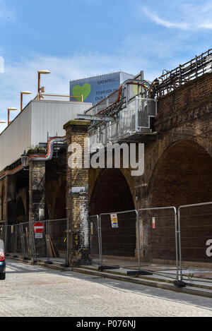 Shepherds Bush, London, UK. 9. Juni 2018. Grenfell Turm ist jetzt voll abgedeckt, grüne Herzen Abdeckung oben, zusammen mit dem Ausdruck "Grenfell für immer in unseren Herzen', mit dem ersten Jahrestag der Brand in der nächsten Woche. Quelle: Matthew Chattle/Alamy leben Nachrichten Stockfoto