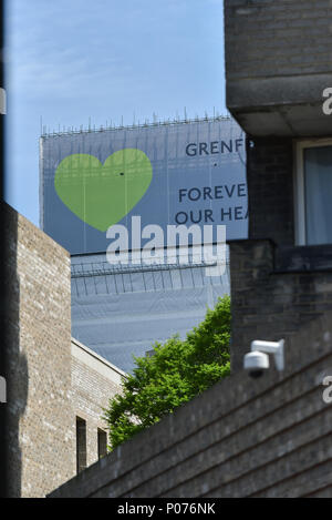 Shepherds Bush, London, UK. 9. Juni 2018. Grenfell Turm ist jetzt voll abgedeckt, grüne Herzen Abdeckung oben, zusammen mit dem Ausdruck "Grenfell für immer in unseren Herzen', mit dem ersten Jahrestag der Brand in der nächsten Woche. Quelle: Matthew Chattle/Alamy leben Nachrichten Stockfoto