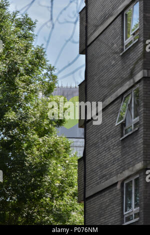 Shepherds Bush, London, UK. 9. Juni 2018. Grenfell Turm ist jetzt voll abgedeckt, grüne Herzen Abdeckung oben, zusammen mit dem Ausdruck "Grenfell für immer in unseren Herzen', mit dem ersten Jahrestag der Brand in der nächsten Woche. Quelle: Matthew Chattle/Alamy leben Nachrichten Stockfoto