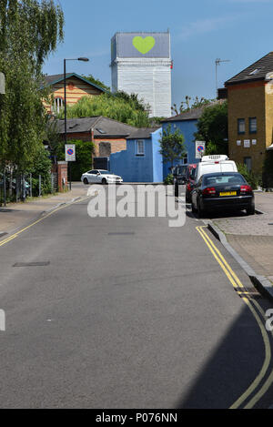 Shepherds Bush, London, UK. 9. Juni 2018. Grenfell Turm ist jetzt voll abgedeckt, grüne Herzen Abdeckung oben, zusammen mit dem Ausdruck "Grenfell für immer in unseren Herzen', mit dem ersten Jahrestag der Brand in der nächsten Woche. Quelle: Matthew Chattle/Alamy leben Nachrichten Stockfoto