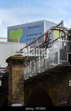 Shepherds Bush, London, UK. 9. Juni 2018. Grenfell Turm ist jetzt voll abgedeckt, grüne Herzen Abdeckung oben, zusammen mit dem Ausdruck "Grenfell für immer in unseren Herzen', mit dem ersten Jahrestag der Brand in der nächsten Woche. Quelle: Matthew Chattle/Alamy leben Nachrichten Stockfoto