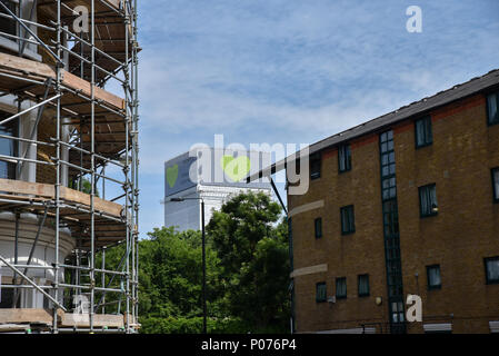 Shepherds Bush, London, UK. 9. Juni 2018. Grenfell Turm ist jetzt voll abgedeckt, grüne Herzen Abdeckung oben, zusammen mit dem Ausdruck "Grenfell für immer in unseren Herzen', mit dem ersten Jahrestag der Brand in der nächsten Woche. Quelle: Matthew Chattle/Alamy leben Nachrichten Stockfoto