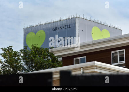 Shepherds Bush, London, UK. 9. Juni 2018. Grenfell Turm ist jetzt voll abgedeckt, grüne Herzen Abdeckung oben, zusammen mit dem Ausdruck "Grenfell für immer in unseren Herzen', mit dem ersten Jahrestag der Brand in der nächsten Woche. Quelle: Matthew Chattle/Alamy leben Nachrichten Stockfoto