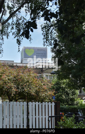 Shepherds Bush, London, UK. 9. Juni 2018. Grenfell Turm ist jetzt voll abgedeckt, grüne Herzen Abdeckung oben, zusammen mit dem Ausdruck "Grenfell für immer in unseren Herzen', mit dem ersten Jahrestag der Brand in der nächsten Woche. Quelle: Matthew Chattle/Alamy leben Nachrichten Stockfoto