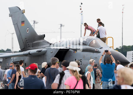 Wunstorf, Deutschland, 09. Juni 2018 Menschen stehen um eine Panavia Tornado IDS (PA200), eine Air Base. Der vierte "Tag der Bundeswehr" ist eine deutsche militärische Ereignis bundesweit an 21 verschiedenen Standorten. Foto: Swen Pförtner/dpa Quelle: dpa Picture alliance/Alamy leben Nachrichten Stockfoto