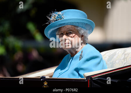 Truppe der Farbe 2018. Königin Elizabeth II., die Königin, allein in einer Kutsche in der Mall, in blauem Angela Kelly Design Outfit Stockfoto