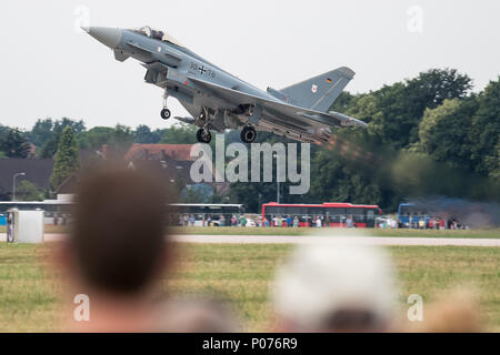 Wunstorf, Deutschland, 09. Juni 2018, Leute beobachten, ein Eurofighter (EF 2000) von einem Air Base. Der vierte "Tag der Bundeswehr" ist eine deutsche militärische Ereignis bundesweit an 21 verschiedenen Standorten. Foto: Swen Pförtner/dpa Quelle: dpa Picture alliance/Alamy leben Nachrichten Stockfoto