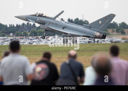 Wunstorf, Deutschland, 09. Juni 2018, Leute beobachten, ein Eurofighter (EF 2000) Land an einem Air Base. Der vierte "Tag der Bundeswehr" ist eine deutsche militärische Ereignis bundesweit an 21 verschiedenen Standorten. Foto: Swen Pförtner/dpa Quelle: dpa Picture alliance/Alamy leben Nachrichten Stockfoto