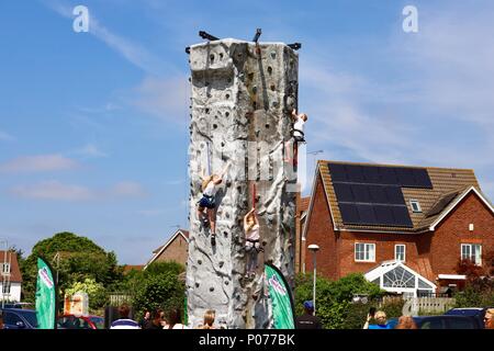Ipswich, Suffolk, 9. Juni 2018. UK Wetter: Heiß hell und sonnig für Kinder auf der Kletterwand am Kesgrave Familie Spaß-Tag. Stockfoto