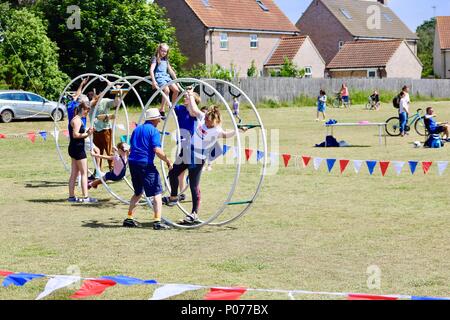 Ipswich, Suffolk, 9. Juni 2018. UK Wetter: Heiß hell und sonnig für die kesgrave Familie Spaß-Tag. Die Menschen versuchen, den Deutschen Rad. Stockfoto